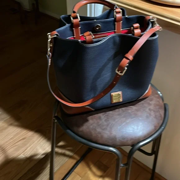 Dooney& Burke navy handbag. New. Never used. Leather handbag with key ring - Picture 4 of 8